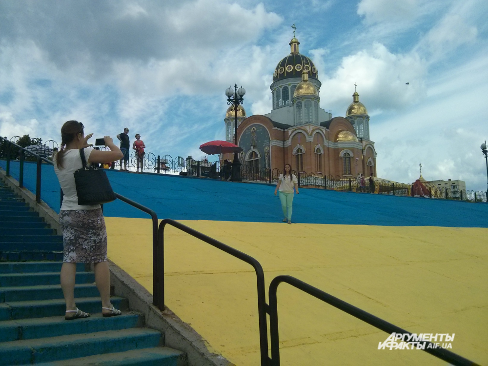 Фото на память. «Сине-желтая» набережная привлекает внимание горожан и гостей Киева