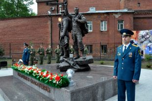 Памятник спасателям и пожарным, погибшим при исполнении долга.