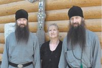 Иеромонахи Кирилл и Мефодий рядом с мамой Людмилой Ивановной.