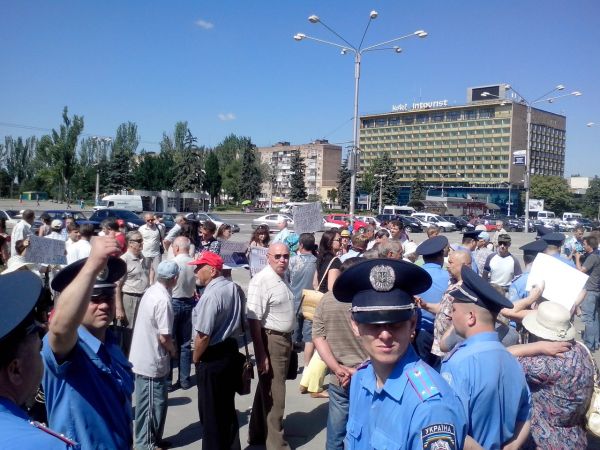 Милиции пришлось встать живым щитом между митингующими и обычными прохожими, которые пытались разогнать акцию