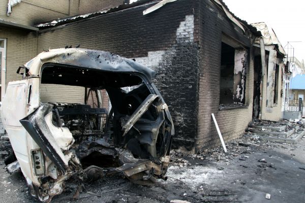 Жилое здание и авто после боев с применением артиллерийских орудий в Славянске