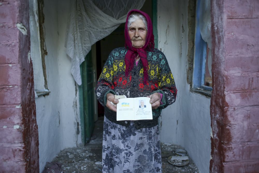 Жительница одного из сел в Славянском районе возле уничтоженного дома