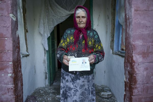 Жительница одного из сел в Славянском районе возле уничтоженного дома