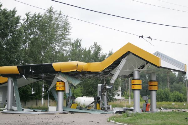 Автозаправочная станция пострадала после вооруженного противостояния между силами АТО и боевиками в Славянске