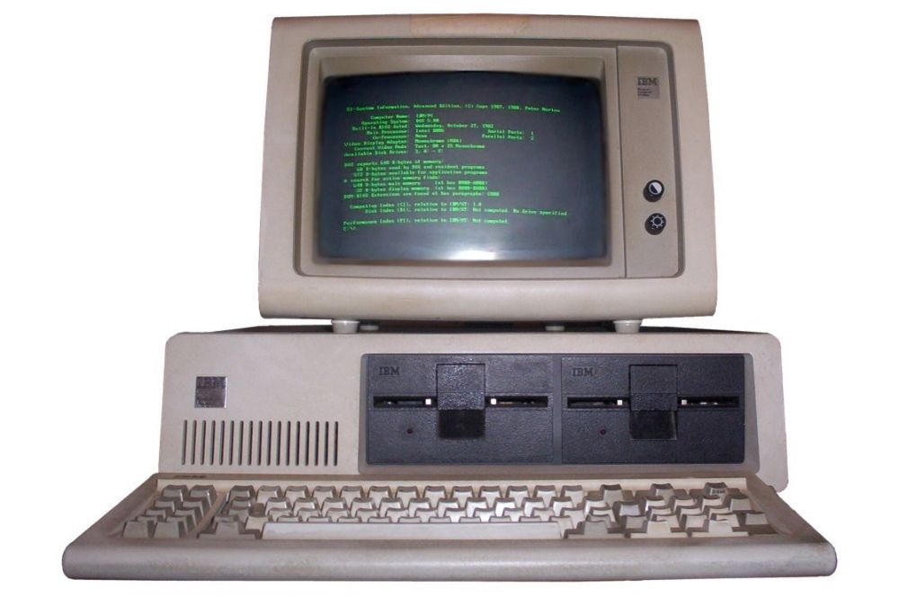 Но главное изобретение IBM появилось лишь в 1981-м – именно в этом году был представлен персональный компьютер IBM PC. Впервые персональный компьютер был запущен в производство в 1975-м, но IBM 5100 изначально создавался для решения научно-инженерных задач, в то время как PC был первым устройством широкого применения. Применявшийся в этой системе процессор Intel 8088 и операционная система MS-DOS воспринимались как временные решения и быстро были заменены, однако архитектура компьютера на долгое время стала эталонной в своём секторе.