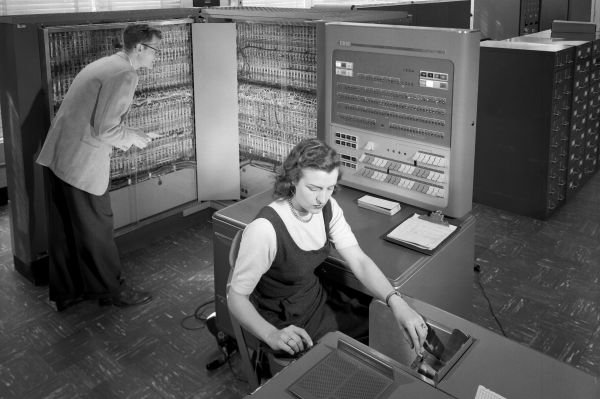 Десятью годами позднее в лаборатории IBM в Покипси под руководством Артура Сэмюеля система компьютера IBM 704 была перепрограммирована для игры в шашки. Сейчас эта игра считается первой самообучающейся программой.