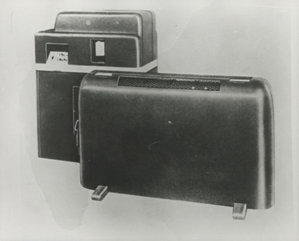 В 1946 году IBM представила первый в истории коммерческий калькулятор – IBM 603. В устройстве использовались вакуумные лампы, обеспечивавшие более высокую производительность по сравнению с электромеханическими приборами.