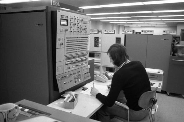 Ещё через два года IBM представила System/360 – линейку компьютеров класса мейнфреймов. Это был первый случай, когда в рамках одной концепции производились сразу несколько машин различной конфигурации, при этом каждая использовала один и тот же набор команд.