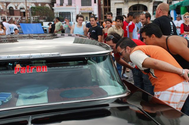 Зрители первого на Кубе конкурса на лучший российский автомобиль ВАЗ. 