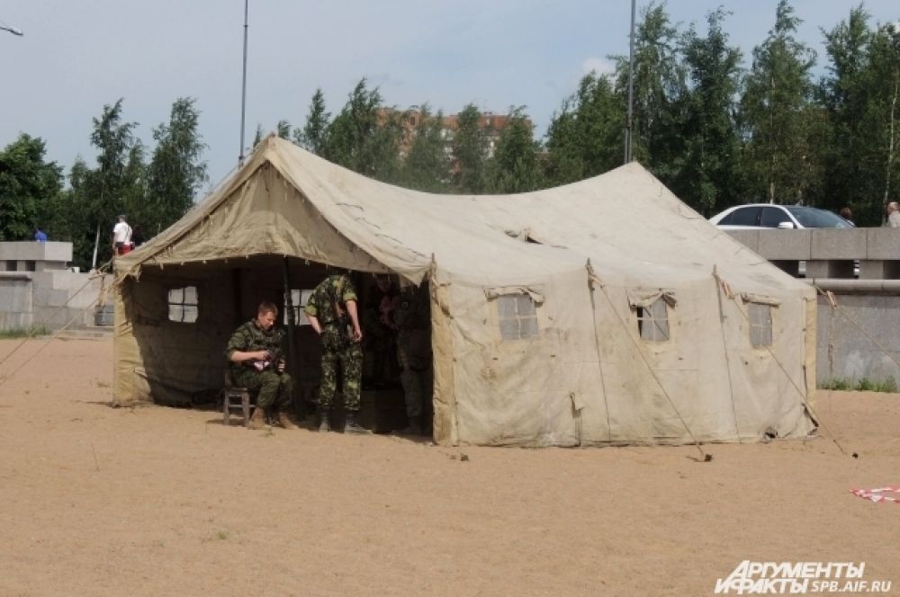 Военные разбили палатки на берегу Финского залива.