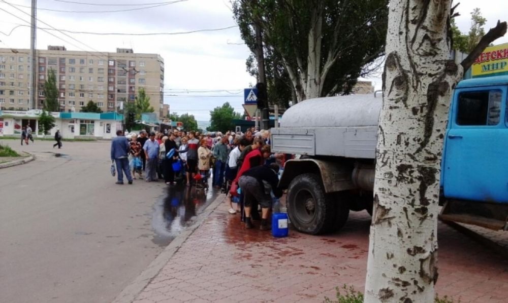 Очереди за водой в Славянске