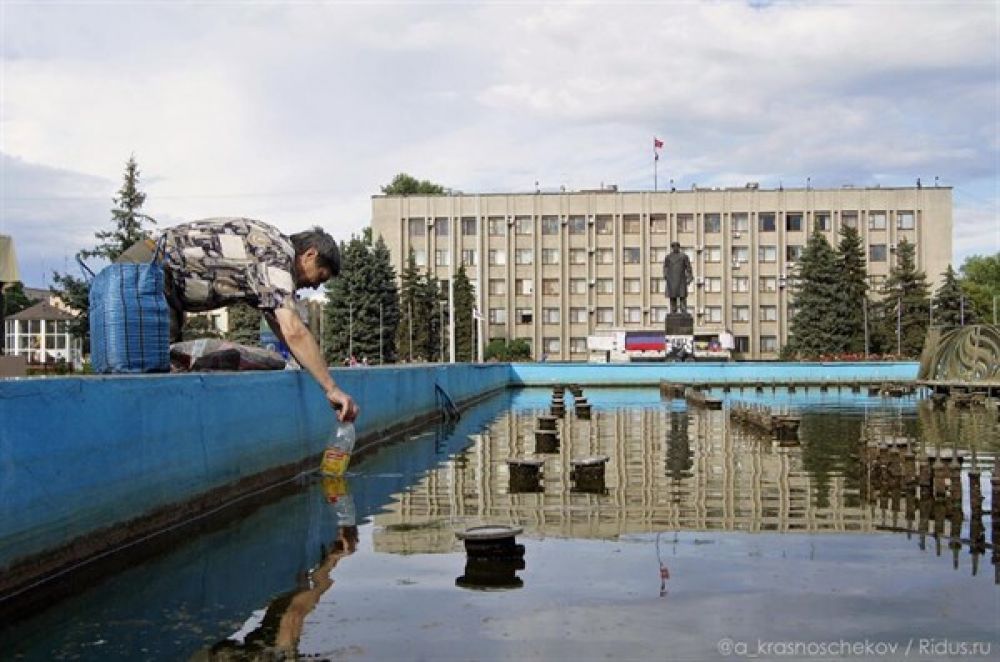 Очереди за водой в Славянске
