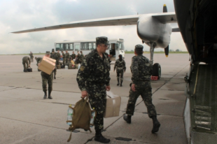 Украинские военные в Луганском аэропорту