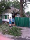 Разрушенные дома в Амвросиевке после обстрела