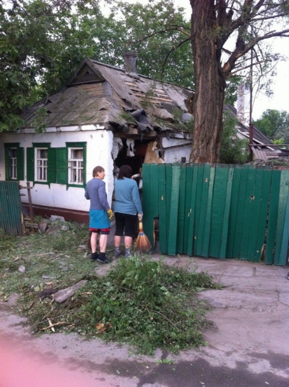 Разрушенные дома в Амвросиевке после обстрела