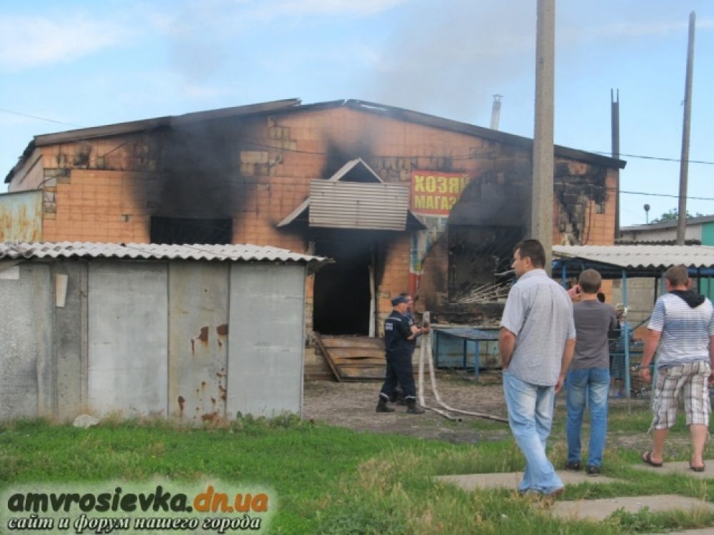 Разрушенные дома в Амвросиевке после обстрела