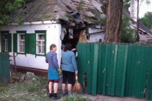 Разрушенные дома в Амвросиевке после обстрела