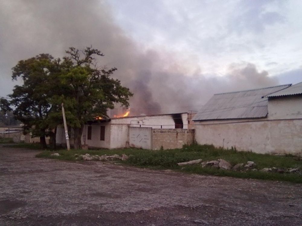 Разрушенные дома в Амвросиевке после обстрела