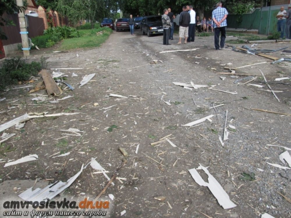 Разрушенные дома в Амвросиевке после обстрела