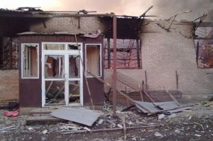 Разрушенный дом в Амвросиевке после обстрела боевиков