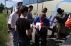После преодоления контрольно-пропускного пункта люди отправляются на автобусах в Харьков