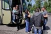 Люди прибывают к райотделу милиции Изюма