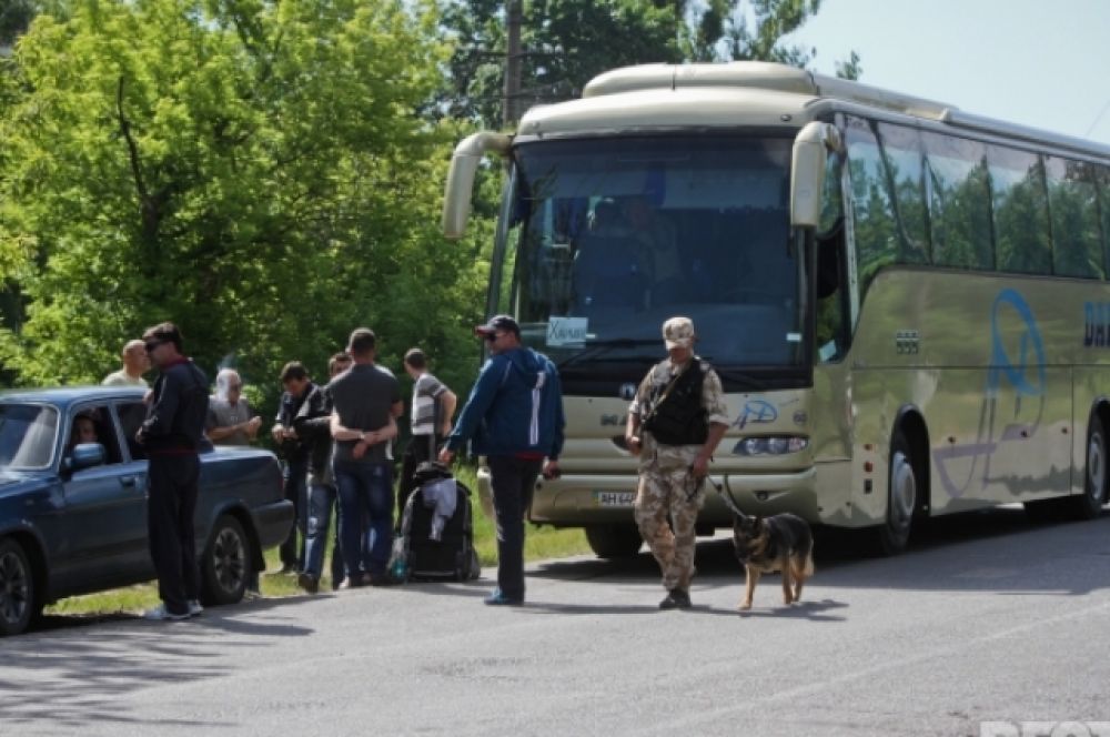 Люди прибывают к райотделу милиции Изюма