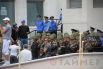 Здание окружили милицейским щитом