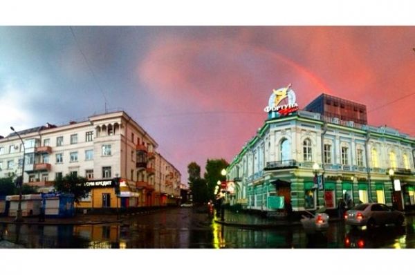 Особенно красиво смотрелась радуга в центре города.