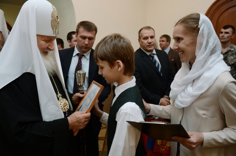 Патриарх во время своего визита много общался с верующими.