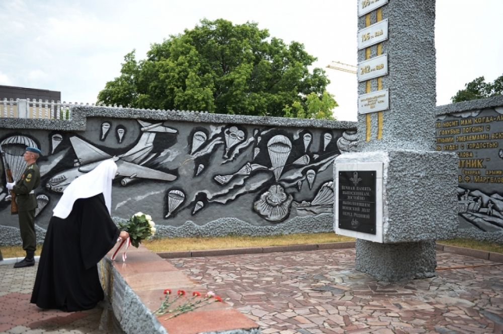Патриарх возложил цветы к стеле выпускников, погибших при исполнении воинского долга.