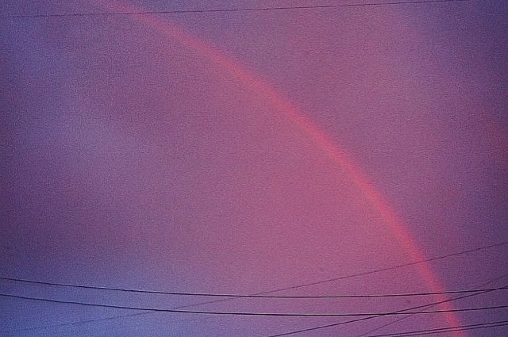 По сути, радуга прорисовалась на фоне уже потемневшего неба.