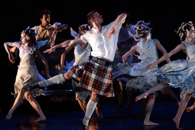 Артист Шотландского балета Кристофер Харрисон в роли Джеймса во время репетиции балета «Шотландский перепляс».