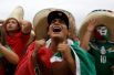 В Мексике большой популярностью пользуются установленные на улицах огромные экраны. Болельщики приходят сюда в фанатских футболках, с флагами и прочими зрительскими атрибутами, воссоздавая у себя атмосферу стадиона.