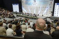 Делегаты на VI Международном форуме по атомной энергетике «Атомэкспо-2014» в Гостином Дворе.