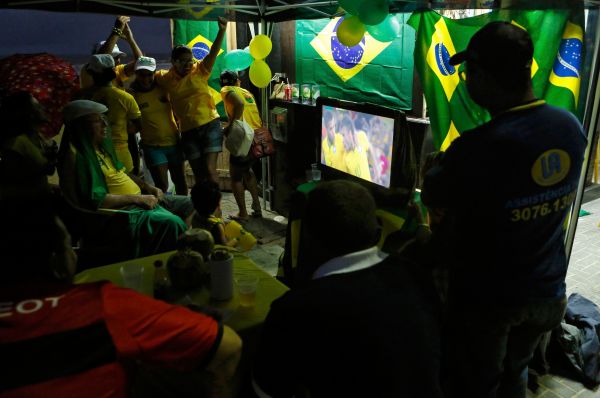 В самой Бразилии футболом пропитан каждый сантиметр страны, зоны для просмотра матчей организовывают даже на пляжах. В данный момент в Бразилии избежать хотя бы телевизионной трансляции игр просто невозможно.