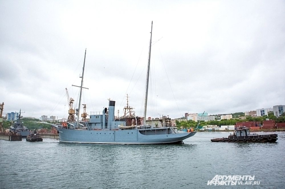 Корабль буксируют к доку для продолжения ремонта.