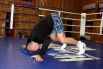 Боксер Макс Бурсак разминает шею