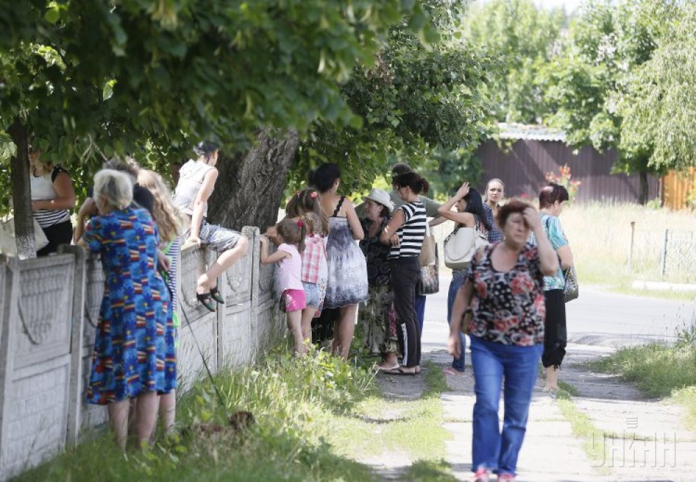 Беженцы из Славянска стоят в очереди за гуманитарной помощью в Святогорске
