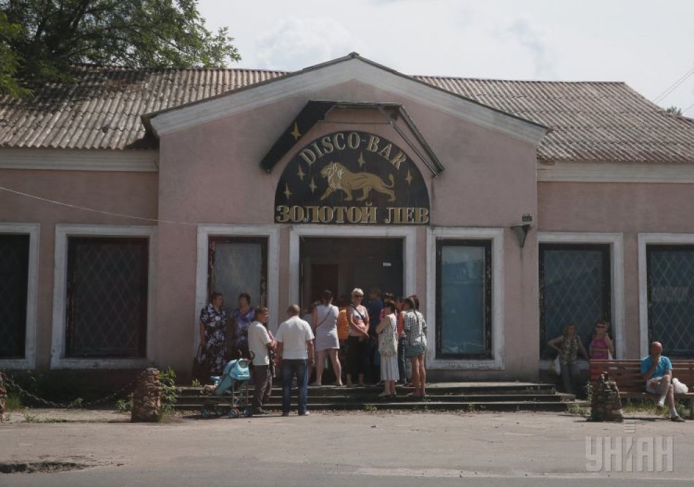 Беженцы из Славянска стоят в очереди за гуманитарной помощью в Святогорске