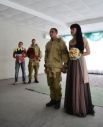 На свадебный рушник молодожены становились в сопровождении боевых побратимов-десантников