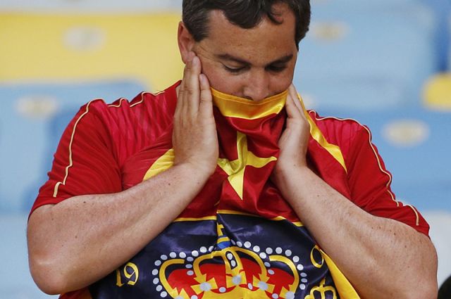 Болельщик сборной Испании после матча с Чили (0:2) на ЧМ-2014.