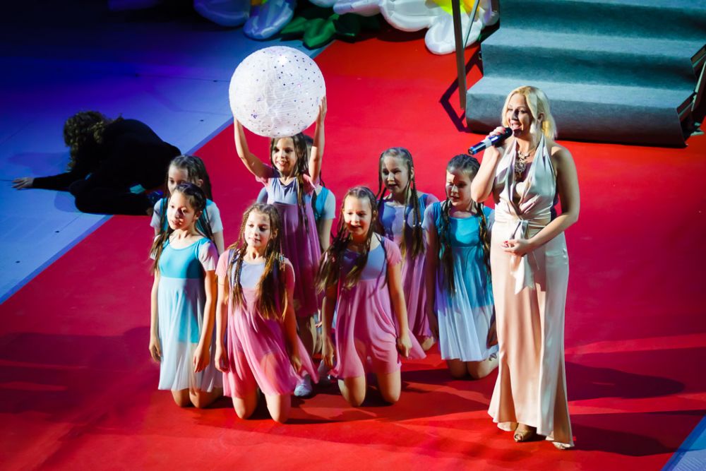 Дети исполнили танец под песню о птицах в исполнении Юлии Мицкой.