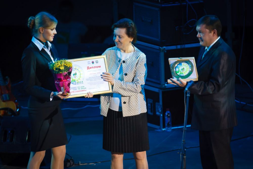 Глава региона Наталья Комарова вручила награды лучшим экологам Югры, среди которых Евгений Вязов, Венер Каипов и Мария Гах.
