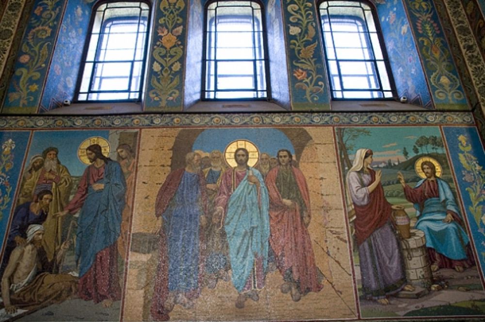 Площадь мозаики на стенах храма составляет 7065 квадратных метров.