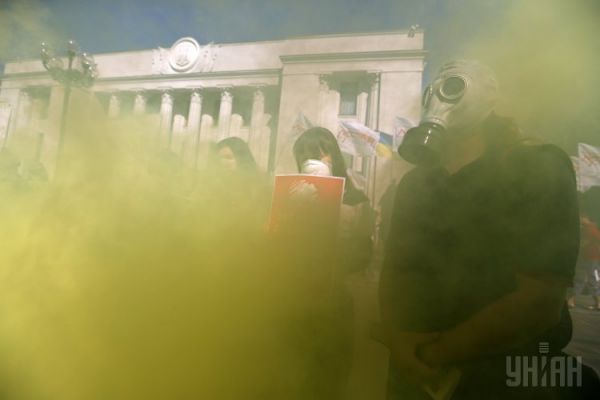 Экологи устроили дымовое шоу у здания Верховной Рады в Киеве