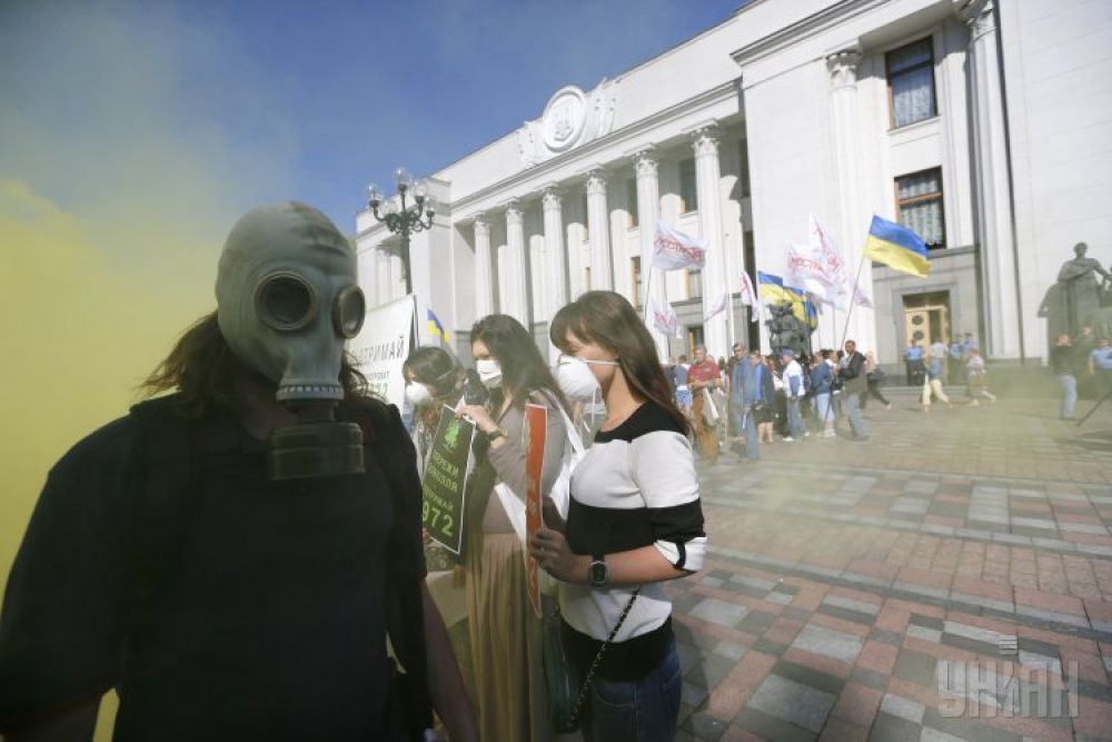 Экологи устроили дымовое шоу у здания Верховной Рады в Киеве
