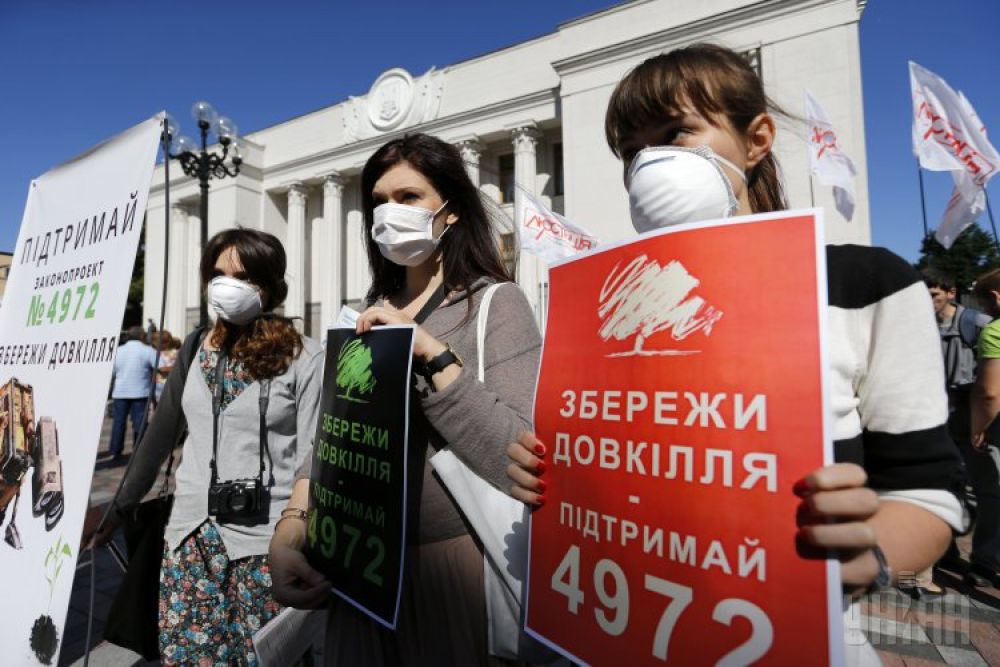 Экологи устроили дымовое шоу у здания Верховной Рады в Киеве