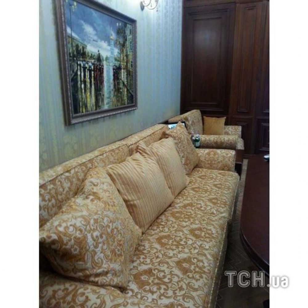 Мебель в кабинете бывшего генпрокурора Виктора Пшонки