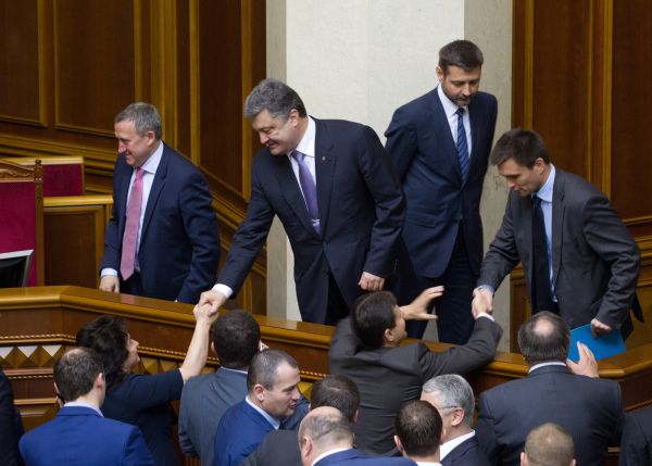 Депутаты здороваются с президентом Украины
